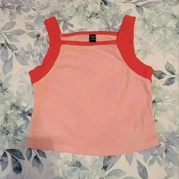 SHE IN slight crop top - Picture 1 of 2